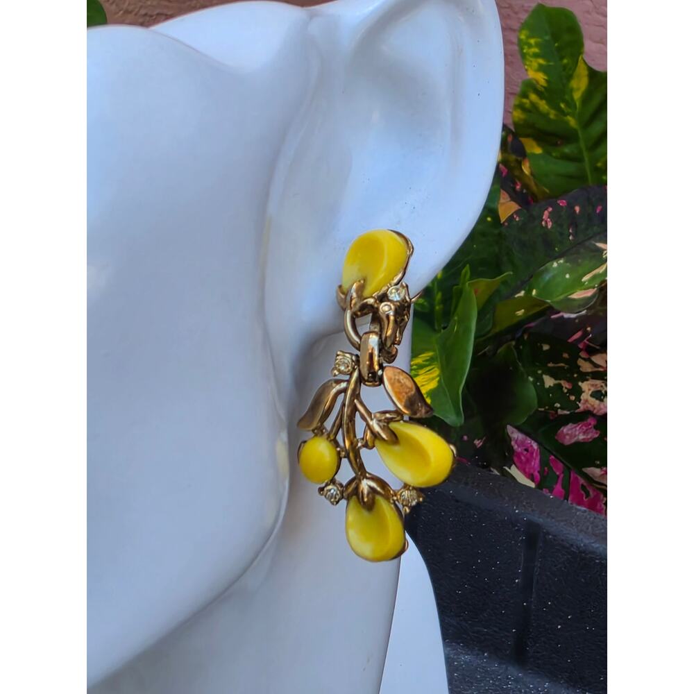 RARE Vintage TRIFARI Yellow Lucite & Rhinestone Floral Dangle Clip On Earrings
